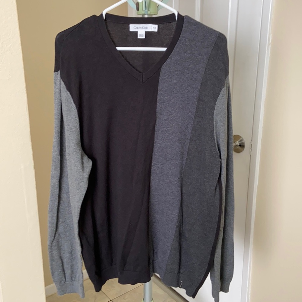 Long sleeve sweater Calvin Klein . New with out tag .